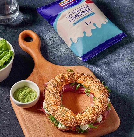 Бейгл с соусом песто и прошутто