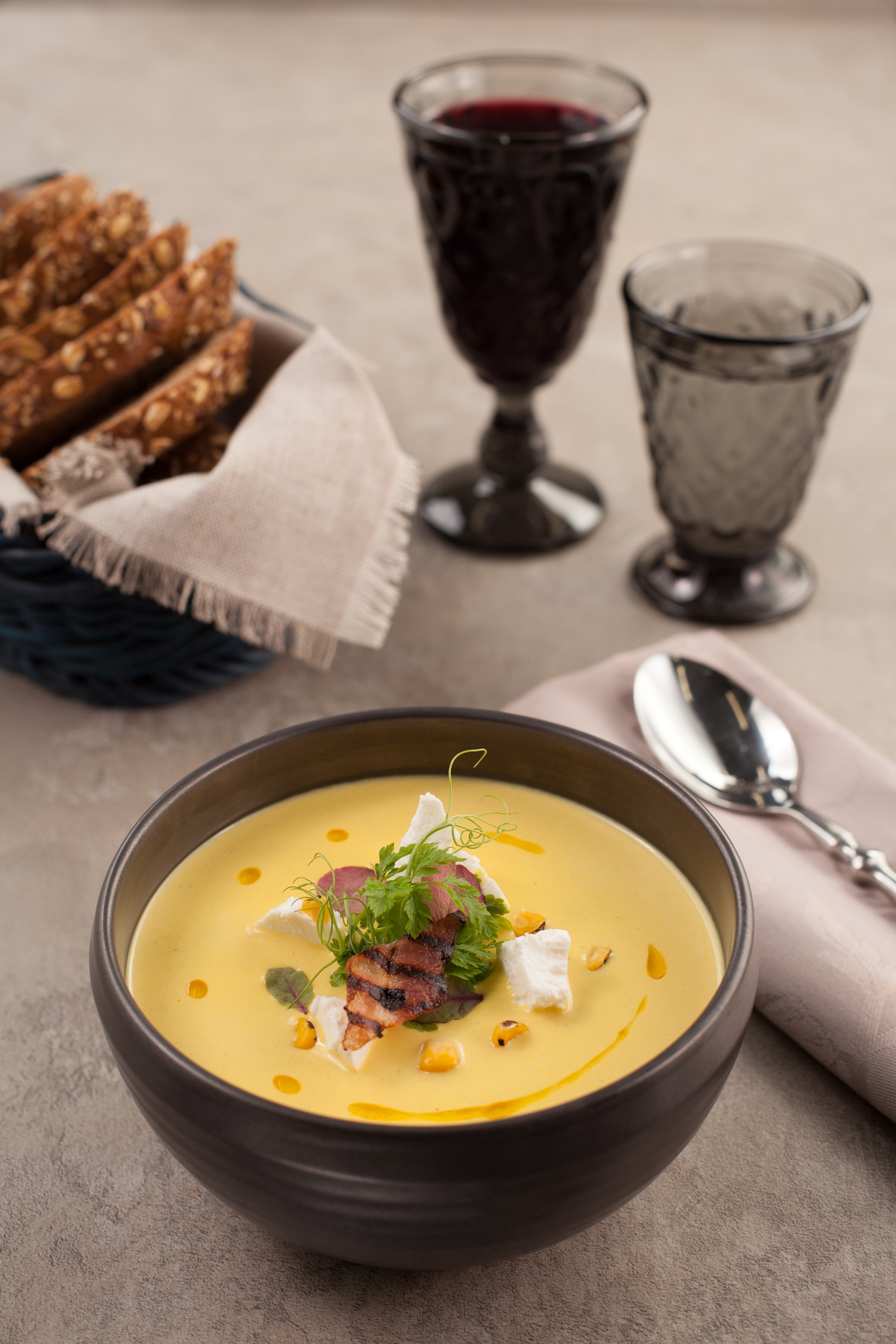 Суп-пюре из сладкой кукурузы с ломтиками рассольного сыра